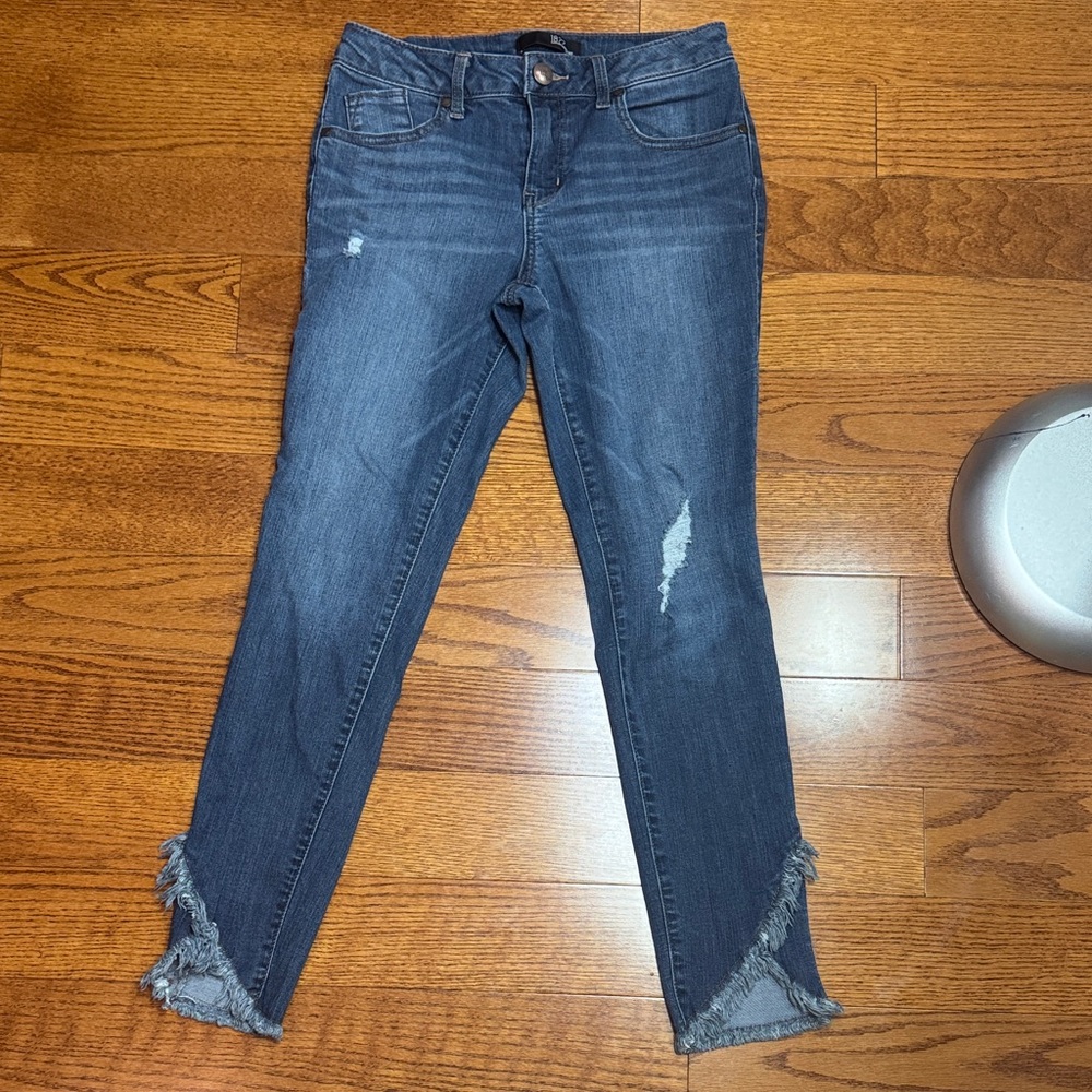 Women’s sz 4 Ankle Jeans 1822 with cute ankle details